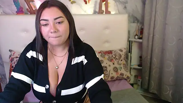 Nicolelewllss online show from 2, 3, 2026