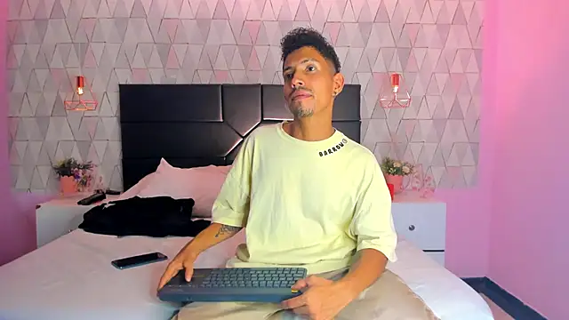 NoaahTylor online show from 23, 5, 2026