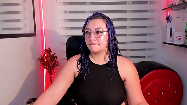 Snapshot of Emily_Jonesh chatting on 1, 6, 2026 Emily Jonesh online show from 1, 6, 2026