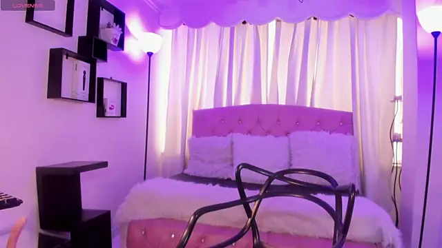 Aurora Ellis  online show from 23, 4, 2026