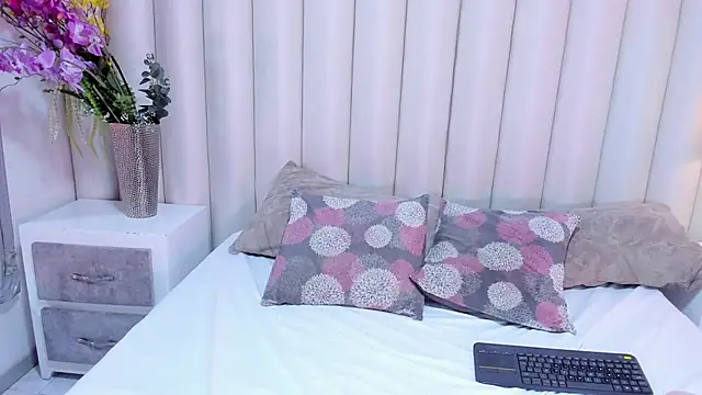 Snapshot of VanessaLanz chatting on 23, 4, 2026 VanessaLanz online show from 23, 4, 2026