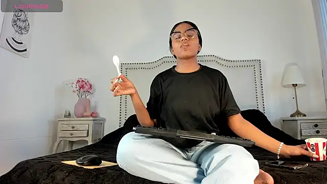 madii lenon online show from 23, 6, 2026