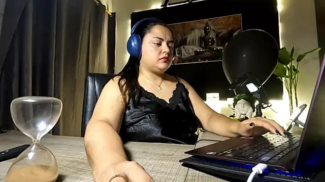 AzaraOnyx online show from 7, 6, 2026