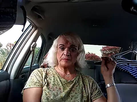 Snapshot of dustbunny64 chatting on 10, 6, 2026 dustbunny64 online show from 10, 6, 2026