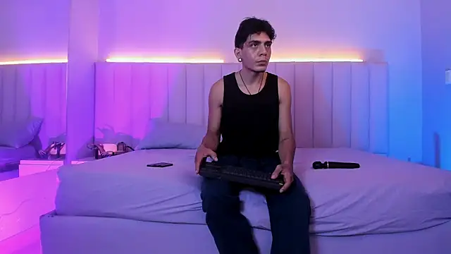 Snapshot of abrilandjulian chatting on 24, 6, 2026 abrilandjulian online show from 24, 6, 2026