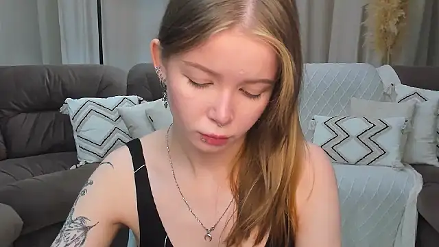 Snapshot of Violetta__Dreams chatting on 1, 6, 2026 Violetta Dreams online show from 1, 6, 2026