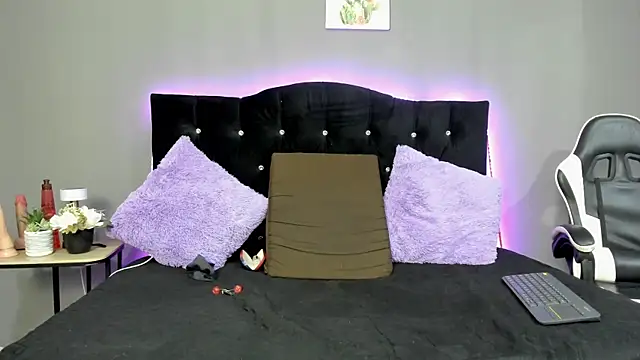 Ivy Heat online show from 4, 4, 2026