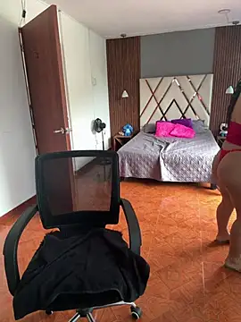 Luna rousse26 online show from 10, 4, 2026