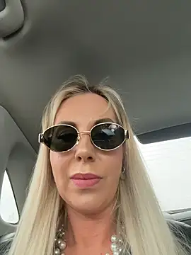 Snapshot of LisaMurr chatting on 22, 4, 2026 LisaMurr online show from 22, 4, 2026