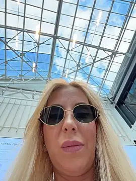 Snapshot of LisaMurr chatting on 5, 5, 2026 LisaMurr online show from 5, 5, 2026