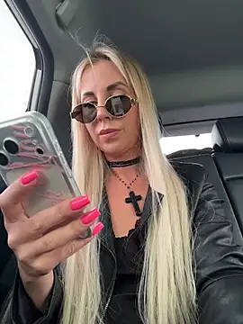 Snapshot of LisaMurr chatting on 24, 4, 2026 LisaMurr online show from 24, 4, 2026