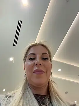 Snapshot of LisaMurr chatting on 7, 5, 2026 LisaMurr online show from 7, 5, 2026