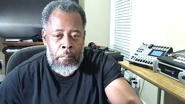 Snapshot of Cleozevo1961 chatting on 6, 8, 2026 Cleozevo1961 online show from 6, 8, 2026