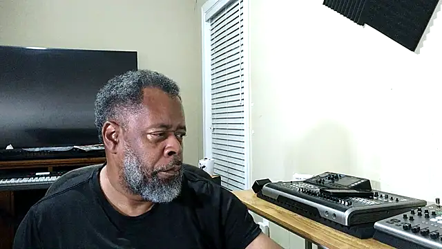 Snapshot of Cleozevo1961 chatting on 4, 8, 2026 Cleozevo1961 online show from 4, 8, 2026