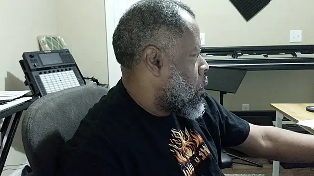 Snapshot of Cleozevo1961 chatting on 26, 6, 2026 Cleozevo1961 online show from 26, 6, 2026