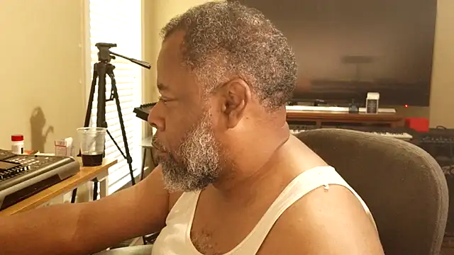 Snapshot of Cleozevo1961 chatting on 15, 7, 2026 Cleozevo1961 online show from 15, 7, 2026