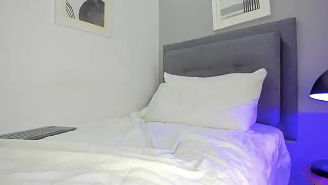 Milo Bloom online show from 4, 3, 2026