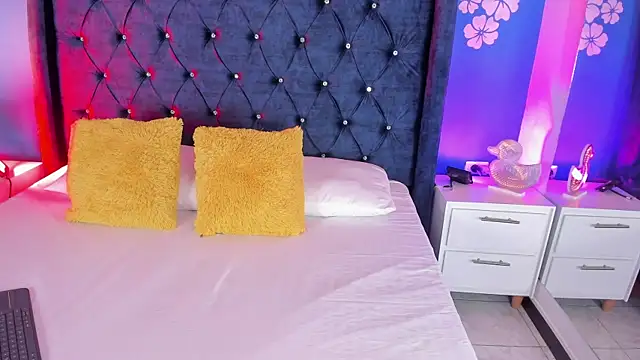 laurasmith  online show from 17, 4, 2026