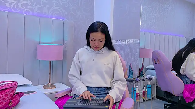 Emily  Stef online show from 7, 5, 2026