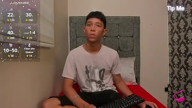 Snapshot of Little_Twink19x chatting on 5, 5, 2026 Little Twink19x online show from 5, 5, 2026