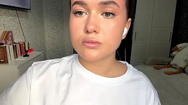 JoycelynUrion online show from 11, 4, 2026