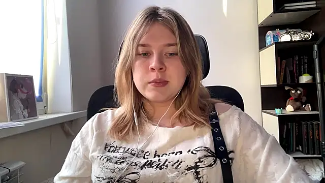 TomikoPfau online show from 17, 4, 2026