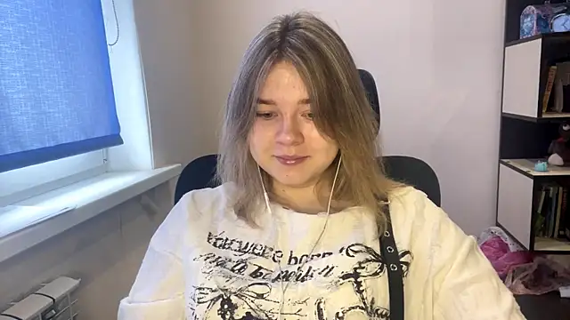 TomikoPfau online show from 6, 4, 2026