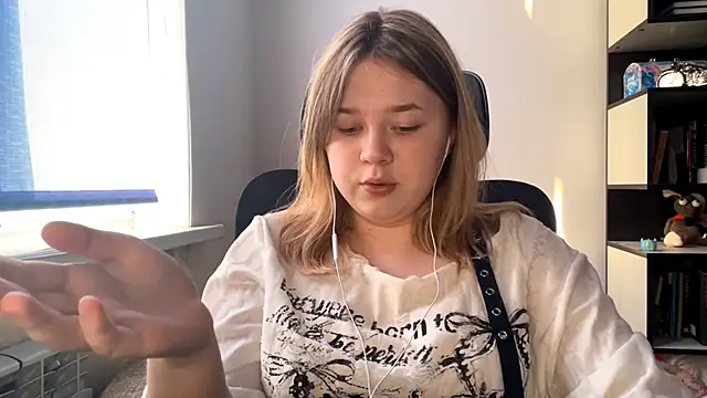 TomikoPfau online show from 14, 4, 2026