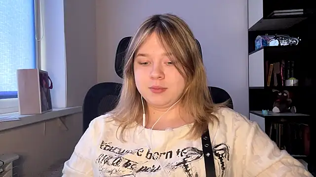 TomikoPfau online show from 19, 4, 2026