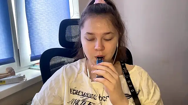 TomikoPfau online show from 7, 3, 2026