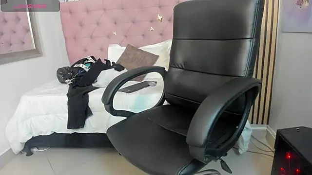 Snapshot of aria__monroe chatting on 8, 3, 2026 aria monroe online show from 8, 3, 2026
