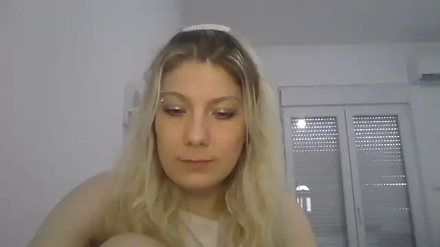 Foxy Bright online show from 28, 3, 2026