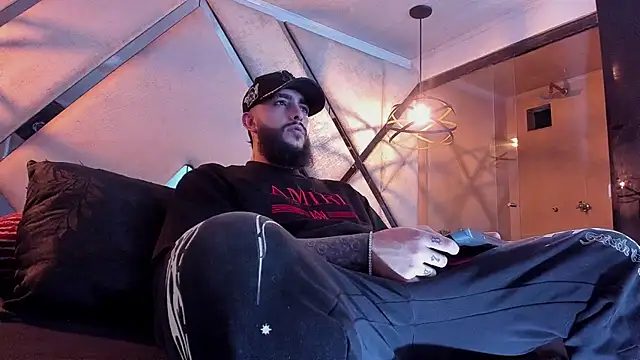 SantiagoHincapiie online show from 1, 3, 2026