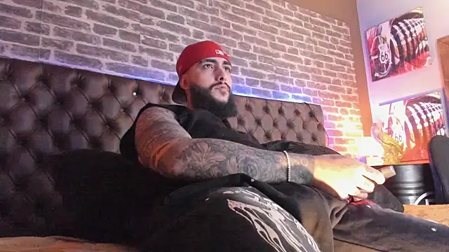 SantiagoHincapiie online show from 9, 3, 2026