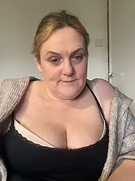 Busty-GilfQuinn online show from 23, 2, 2026