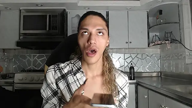 CrisOzzz online show from 8, 4, 2026