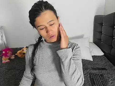 LatinaQueen23 online show from 27, 3, 2026