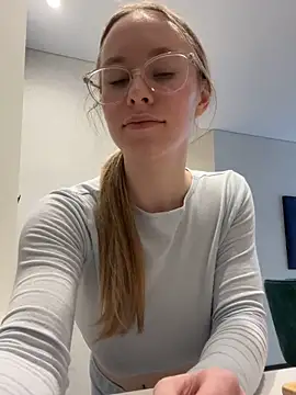 Vikkie seXyGiiiirl XoXo online show from 2, 3, 2026