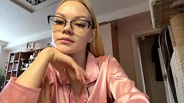 Snapshot of MiaCashe chatting on 8, 3, 2026 MiaCashe online show from 8, 3, 2026