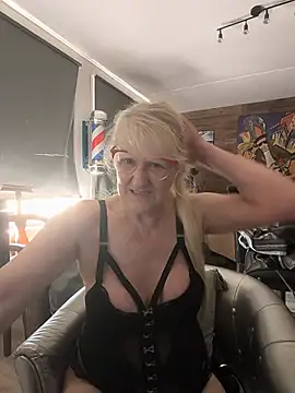 Heidiblueeyes online show from 25, 6, 2026