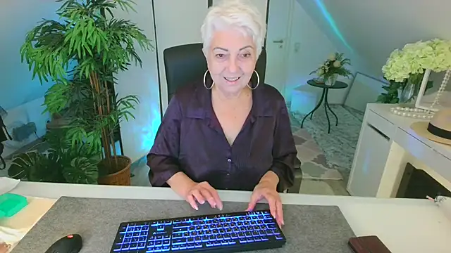 Snapshot of LovelyHelena chatting on 19, 10, 2025 LovelyHelena online show from 19, 10, 2025