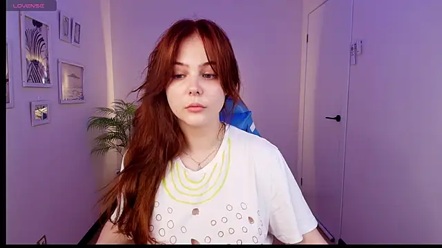 Snapshot of Elle_Funning chatting on 7, 6, 2026 Elle Funning online show from 7, 6, 2026