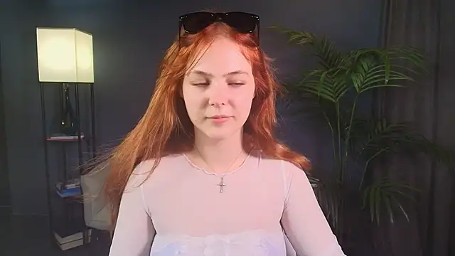 Snapshot of Elle_Funning chatting on 25, 6, 2026 Elle Funning online show from 25, 6, 2026