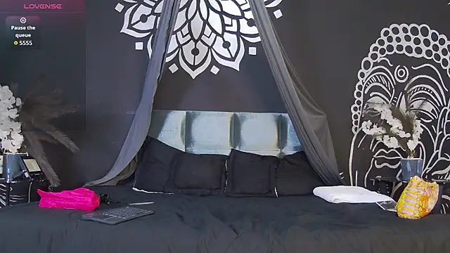 Luna Dante fox online show from 8, 3, 2026