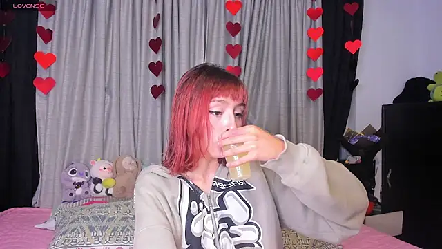 dafnne  hall online show from 25, 4, 2026