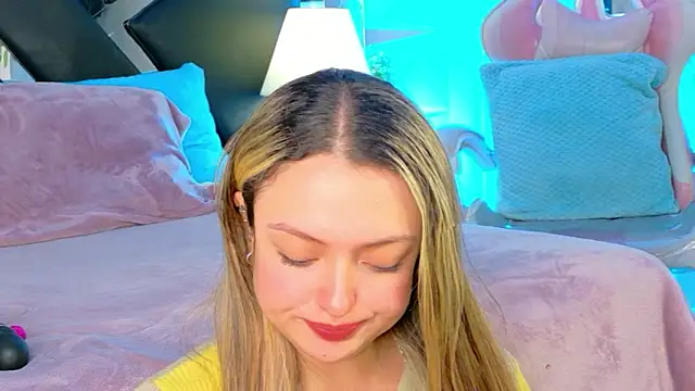 Giigii Hadid  online show from 25, 2, 2026