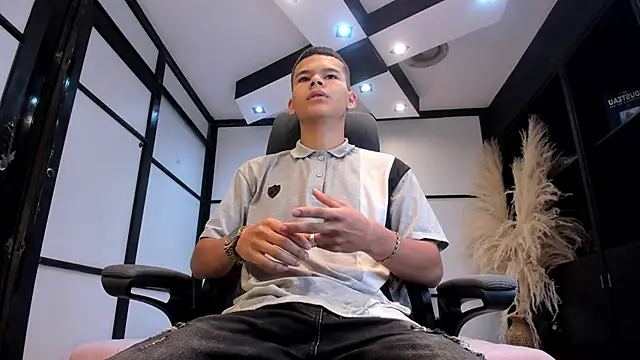 DylanRoyce  online show from 10, 4, 2026