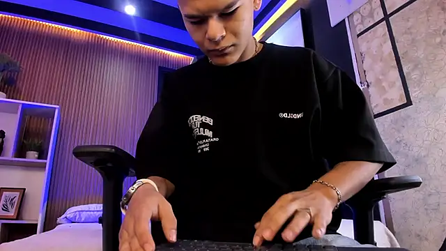 DylanRoyce  online show from 7, 4, 2026