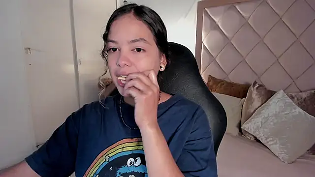 dulce lyraa1 online show from 15, 4, 2026