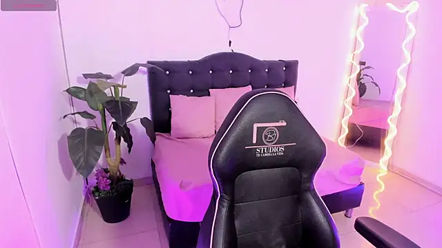 LINDSAY TAY online show from 18, 4, 2026